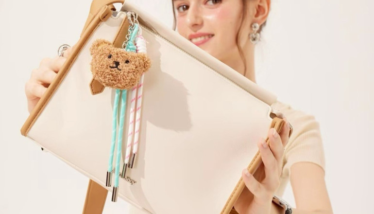 7 Inspirasi OOTD Liburan ke Bromo Pakai Louise Bag dari Jims Honey