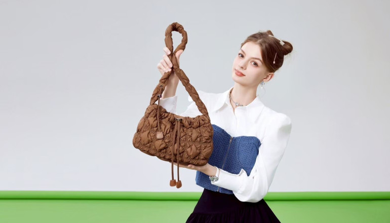 10 Ide OOTD Liburan ke Disney Land Pakai Clarine Bag Jims Honey