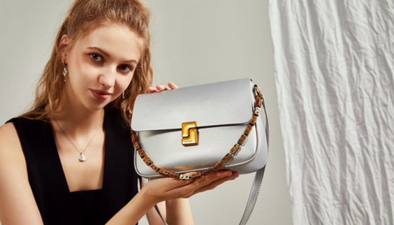 5 Ide OOTD ke Wisuda Teman Pakai Ingrid Bag dari Jims Honey