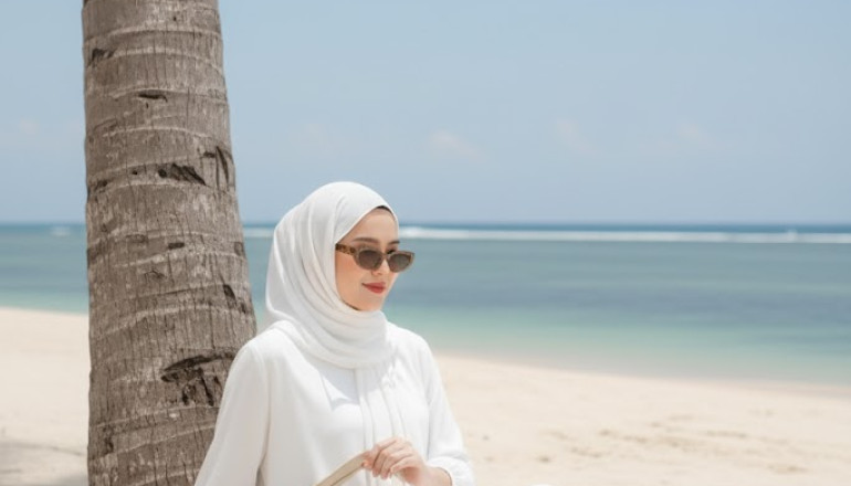 7 Referensi Outfit ke Pantai Wanita Berhijab Pakai Ryne Bag